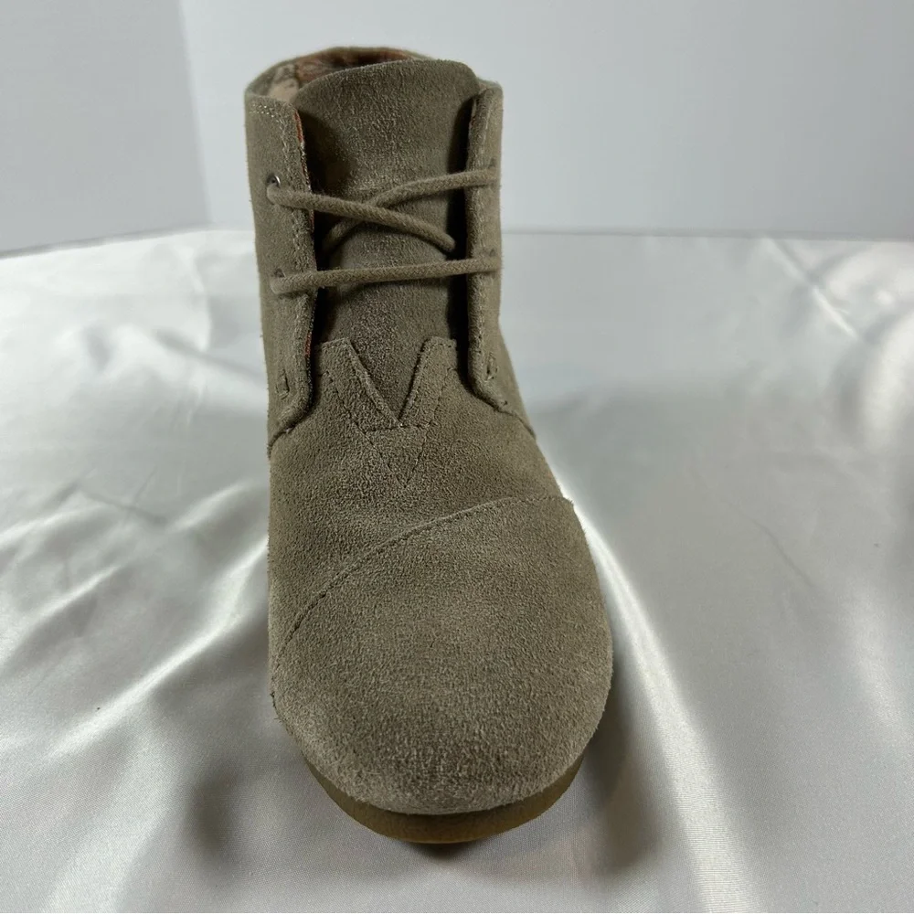 TOMS Women’s Suede LaceUp Wedge Ankle Bootie Comfortable, Size 8‎